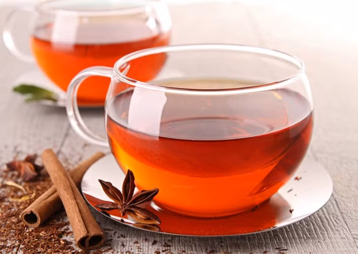 Hồng trà. Loại thức uống này tính ngọt nhẹ, mát, có thể dưỡng dương, tốt cho dạ dày. Do chứa một lượng protein nhất định, có thể có lợi cho cơ thể, uống hồng trà trong mùa đông, sinh nhiệt, ấm bụng, tăng cường khả năng chịu rét cho cơ thể.