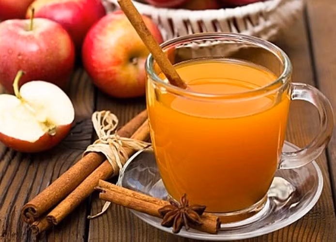 Nước táo ép. Táo có nhiều vitamin, dưỡng chất giúp tăng cường sức đề kháng cho cơ thể bạn, đặc biệt giúp bạn ngừa cảm lạnh, phòng bệnh hay gặp mùa đông.