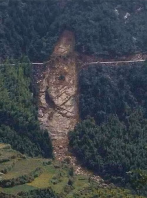 Sự trùng hợp kỳ lạ khiến người dân không khỏi kinh ngạc. Có người còn chụp ảnh lại và đăng tải lên mạng xã hội, khiến dư luận xôn xao bàn tán. "Thật sự là kỳ diệu, ngẫu nhiên mà lại quá mức trùng hợp rồi", một cư dân mạng cảm thán.