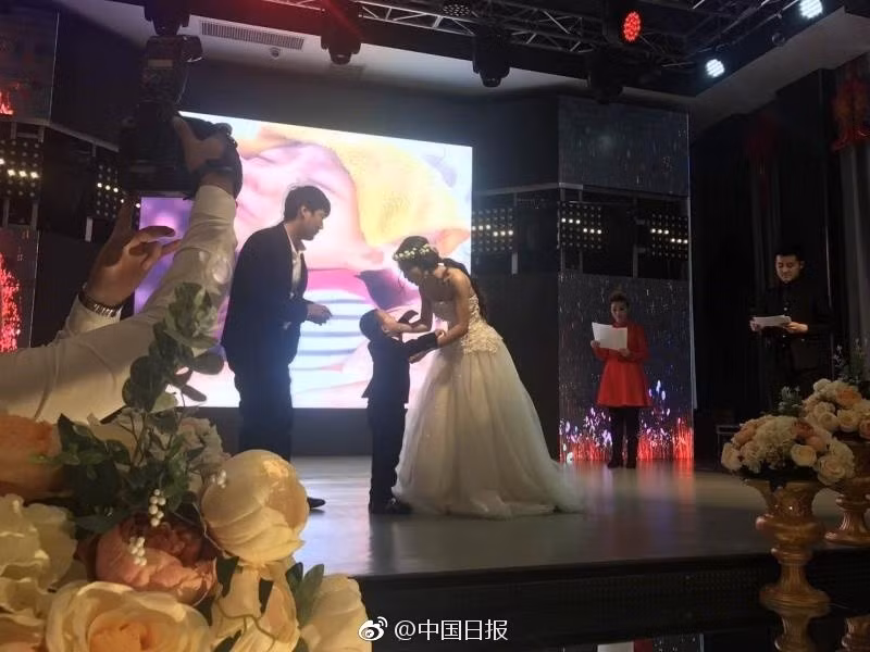 Cho dù đau đớn, cho dù khó chịu, Bảo Bảo cũng cắn răng chịu đựng, không muốn làm cha mẹ lo lắng, phiền lòng thêm. Thế nhưng trời không chiều lòng người, hai năm qua, mặc dù tích cực điều trị nhưng bệnh của Bảo Bảo không tiến triển bao nhiêu. (Nguồn Sina)