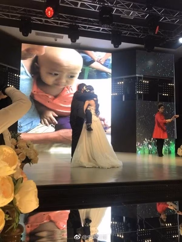 Ngày cưới, Bảo Bảo mặc một bộ vest lịch lãm, đi giày đen, rất bảnh bao, đứng bên cạnh là cha và mẹ cậu. Đối với Bảo Bảo, mẹ là người xinh đẹp nhất trên thế giới này. "Cháu muốn ở cùng mẹ mãi mãi", cậu bé nói. (Nguồn Sina)