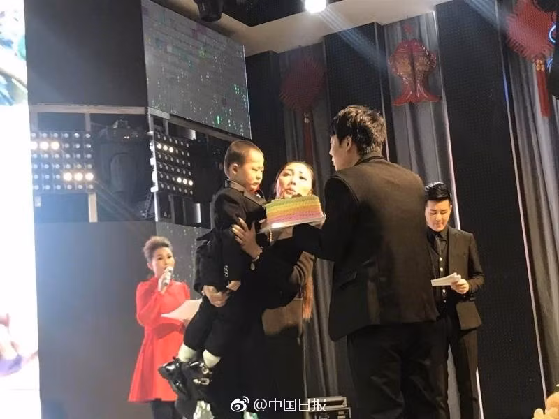 Theo thông tin đăng tải, Bảo Bảo mới 4 tuổi nhưng không may mắc phải căn bệnh bạch cầu cấp tính thể lympho, một dạng ung thư máu được hai năm. Trong suốt hai năm qua, Bảo Bảo đã vô cùng dũng cảm chiến đấu với bệnh tật. (Nguồn Sina)