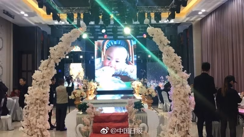 Cha mẹ Bảo Bảo hy vọng, 20 năm sau, họ vẫn còn có thể được nhìn thấy Bảo Bảo đứng trong lễ đường đám cưới, bên cạnh là cô gái mà cậu yêu thương. (Nguồn Sina)