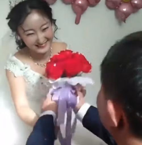 Vào buồng đón dâu, chú rể suýt ngã bật ngửa khi vén khăn đỏ - Hình 4 Vao buong don dau, chu re suyt nga bat ngua khi ven khan do-Hinh-4