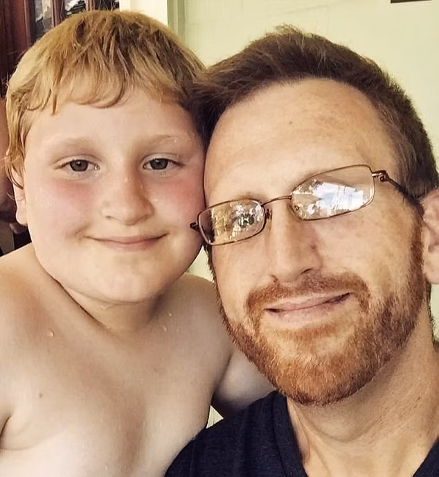 Sau khi giảm được một số cân nặng nhất định, Zach thực hiện phẫu thuật cắt bớt dạ dày. Trong vòng 2 năm, Zach giảm được 135kg, chỉ còn 92kg. Tuy nhiên, khi giảm cân xuống đột ngột, Zach gặp vấn đề mới. Bộ da của anh chảy xệ và thừa khoảng 13kg. Mỗi khi ra ngoài, Zach phải mặc áo ngực để những đoạn da thừa không rơi xuống, dọa người khác. (Nguồn Dailymail)