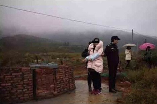 Ảnh chụp hiện trường nơi cô Ngũ giấu xác con trai riêng của người yêu.