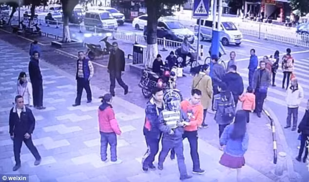 Be trai bi bat coc bi an, bo ngau nhien gap lai... tren duong-Hinh-2