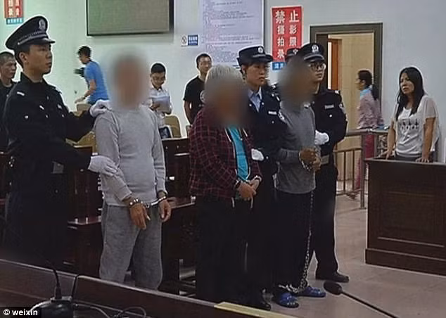 Be trai bi bat coc bi an, bo ngau nhien gap lai... tren duong-Hinh-3