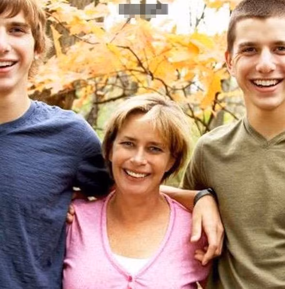 May bay bao hoan khan cap va ly do ai cung cam kich-Hinh-2