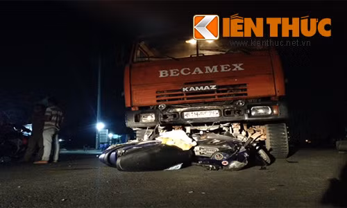 Bi xe ben keo le, nguoi dan ong nguy kich