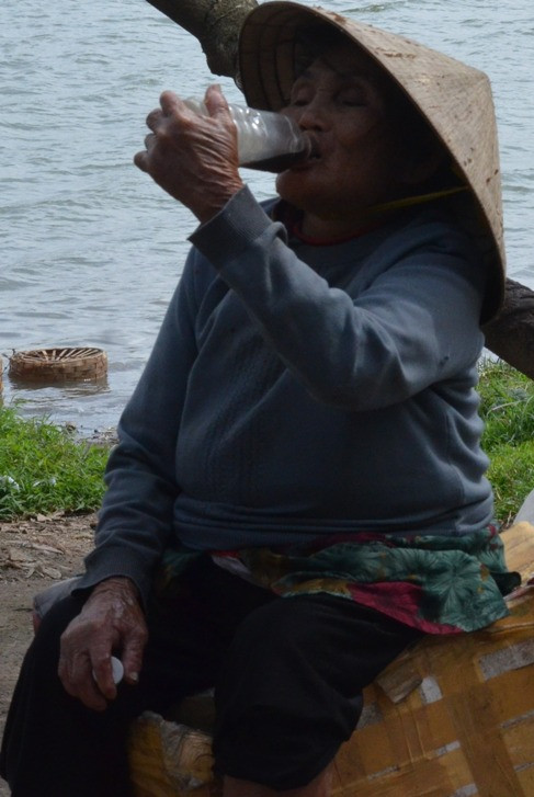 Trước đây, khi còn khỏe, cụ Cháu hành nghề bốc vác thuê cho người ta để sống qua ngày. Còn những ngày cuối đời, sức cạn, lực kiệt, ốm yếu, cụ phải bỏ nghề mưu sinh nặng nhọc kia và chuyển sang nghề cọ rửa, dọn dẹp vật dụng chợ cá cho chị em chợ Đông Ba để kiếm vài đồng bạc lẻ kiếm cơm ăn qua bữa.