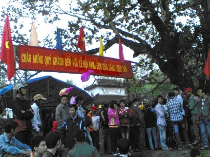 Người dân làng không được tùy tiện đốn, chặt cây trong rừng. Mọi người đều có nghĩa vụ phải bảo vệ và truy tố những ai vi phạm đến khu rừng. Đồng thời, làng cũng lập ra đội tuần tra rừng, khi nghe tiếng chặt cây rừng hay có bóng dáng người lạ đi vào rừng là phải bắt giải về “quân cư” để xử phạt. Tùy theo mức độ nặng – nhẹ, ai vi phạm sẽ bị phạt từ 01 ang đến 10 ang lúa. Ảnh: Lễ lệ hằng năm của làng Nghi Sơn.