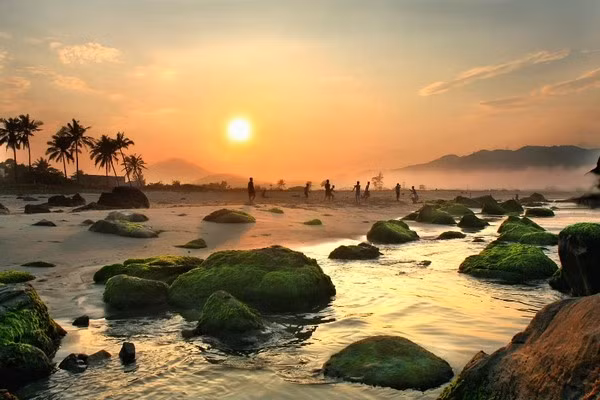 Làng biển Nam Ô vẫn còn đó nét hoang sơ đến mê mẩn lòng người. Tác phẩm "Chiều trên biển Nam Ô" của tác giả Thái Quán Chúng.