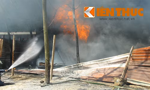 Hang tram thung phuy phat no, nguoi dan thao chay