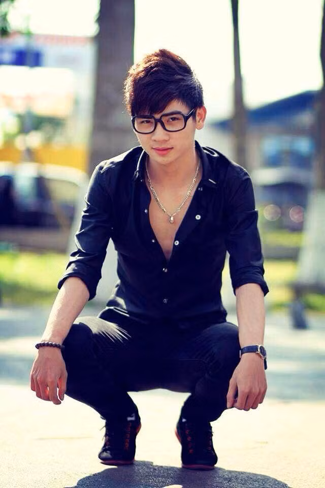 Đồng đang là người mẫu cho một thương hiệu thời trang và nhiều shop thời trang, nhà hàng tại TP Đà Nẵng. Hot boy Đà Nẵng cũng được hâm mộ bởi có tài đàn hát.