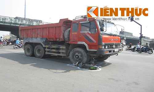 Xe ben can nat chan 1 phu nu, keo le xe may 20m