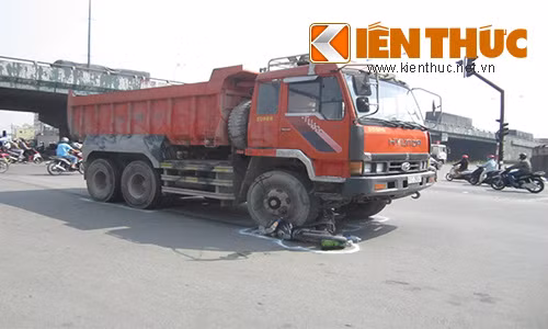 Xe ben can nat chan 1 phu nu, keo le xe may 20m