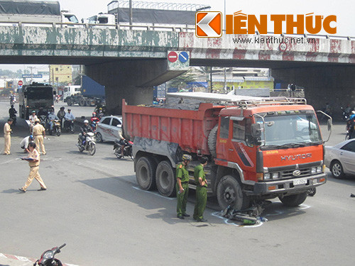 Xe ben can nat chan 1 phu nu, keo le xe may 20m-Hinh-2