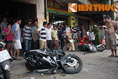 Nhiều xe máy bị hư hỏng nặng sau khi bị ô tô "điên" kéo lê trên đường. Nhiều xe máy bị hư hỏng nặng sau khi bị ô tô "điên" kéo lê trên đường.