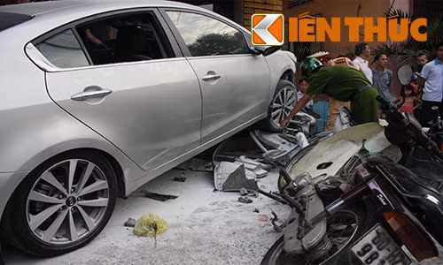 Ô tô "điên" chỉ chịu dừng lại sau khi đâm vào bức tường của shop quần áo bên đường. Ô tô "điên" chỉ chịu dừng lại sau khi đâm vào bức tường của shop quần áo bên đường.