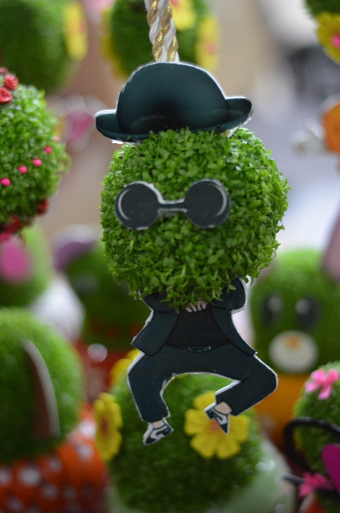 Khi cây cỏ được tầm 2-3 tuần tuổi thì cách thức chăm sóc tốt nhất là tầm 1 tuần đem nhúng vào nước tầm 2-3 phút để cây giữ mãi màu xanh.