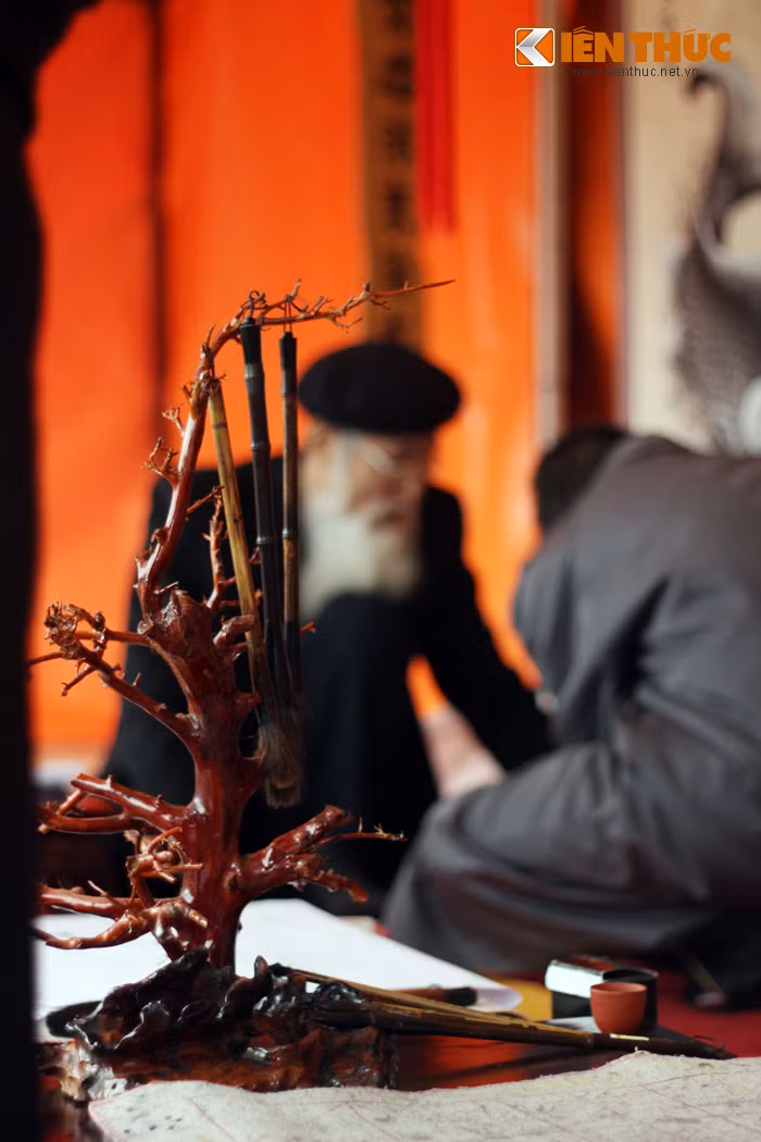 Mỗi lần viết xong, những cây bút đều được các ông đồ treo lên rất cẩn thận.