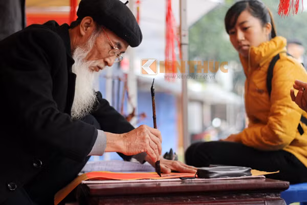 Một số bạn sinh viên đang theo học trên địa bàn TP Hà Nội cũng tranh thủ đến Hội chữ Xuân Ất Mùi xin chữ ông đồ trước khi về quê ăn Tết Nguyên đán cùng gia đình.