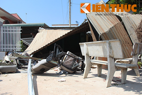 Thảm nạn ở Bình Thuận: Xe đâm sầm bít kín nhà dân - Hình 2 Tham nan o Binh Thuan: Xe dam sam bit kin nha dan-Hinh-2
