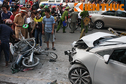 Xe điên đâm liên tiếp nhiều xe máy, có ít nhất 5 người bị thương nặng.