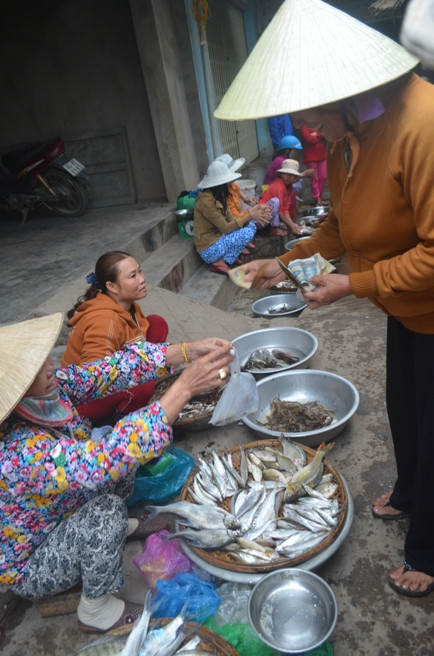 Người bán hàng luôn nở nụ cười với mong muốn năm đó may mắn, mua may bán đắt, làm ăn suôn sẻ. Họ ra giá cho khách hàng mặc cả nhưng không quan trọng chuyện lời lỗ, miến bán được là có may. 