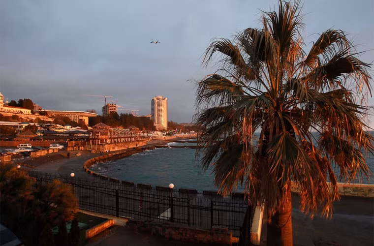 Một góc bờ biển Sochi vào chiều tà ngày hè.