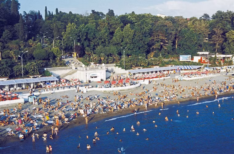 Bãi tắm đông người của một khu nghĩ dưỡng và đây là hình ảnh thường thấy trong những ngày hè ở Sochi.