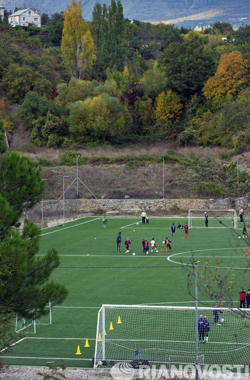 Mọi người háo hức chơi bóng đá vào một ngày trời thu của Crimea.