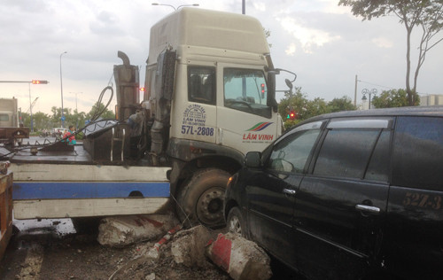 Thot tim container ui bay dai phan cach lao vao hai oto