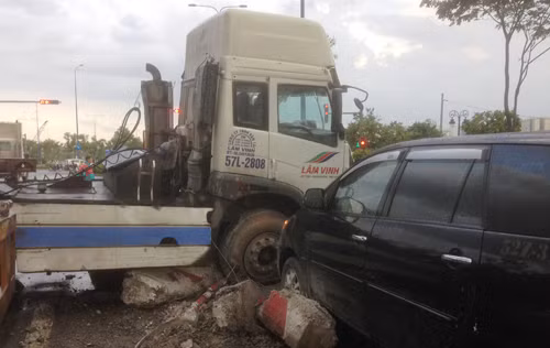 Thot tim container ui bay dai phan cach lao vao hai oto