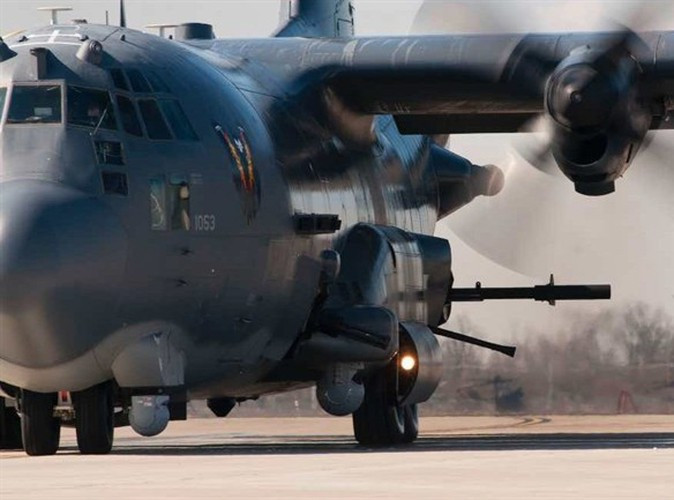 “Nếu nhiệm vụ của anh là vô hiệu hóa 1 chiếc máy bay hay 1 chiếc ô tô, anh có thể thực hiện bằng cách sử dụng tia laser từ không trung và đốt cháy động cơ của chúng”, vị đại tá này cho biết.
