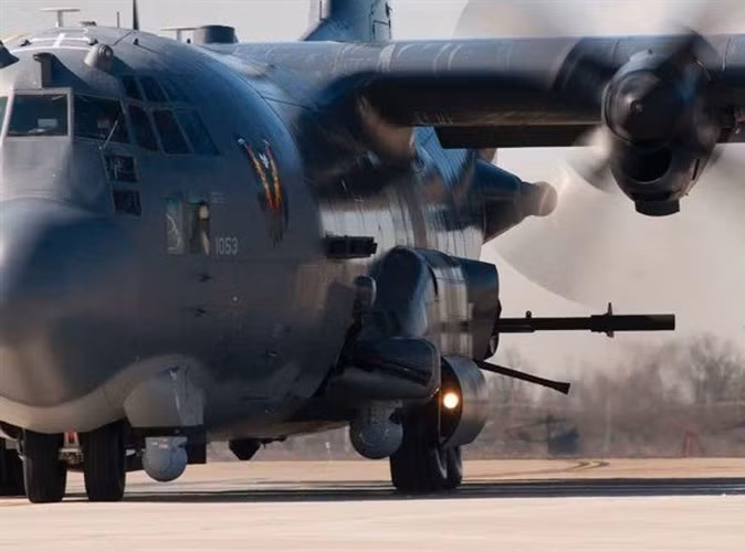 “Nếu nhiệm vụ của anh là vô hiệu hóa 1 chiếc máy bay hay 1 chiếc ô tô, anh có thể thực hiện bằng cách sử dụng tia laser từ không trung và đốt cháy động cơ của chúng”, vị đại tá này cho biết.