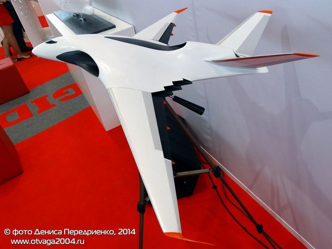 “Điều này được giải thích rằng sẽ mang lại lợi ích nổi bật, đó là làm tăng đáng kể phạm vi bay cũng như thời gian hoạt động trên không của nó", chuyên gia quân sự Nga bình luận.