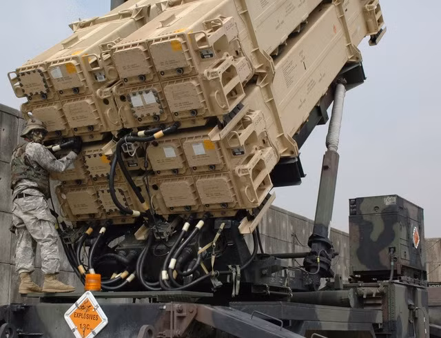 Các hợp đồng trên bao gồm một hợp đồng cung cấp tên lửa và các bộ phận phụ trợ do tập đoàn Lockheed Martin của Mỹ chế tạo, trị giá 800 triệu USD.