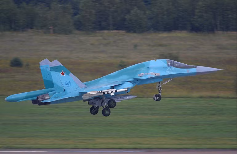 "Chi tiết về hợp đồng cho một lô lớn Su-34 sản xuất mới đã được thỏa thuận. Mặc dù bản thân tài liệu chưa được ký, nhưng các tổ hợp công nghiệp quốc phòng đã bắt đầu nhận đặt hàng các thành phần đơn lẻ".