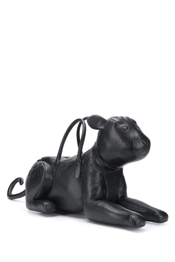 Thom Browne là nhà thiết kế thời trang được khen ngợi như người tiên phong của cuộc cách mạng âu phục đương đại. Ông gây ấn tượng với làng mốt quốc tế qua những bộ đồ thời thượng, lịch lãm.