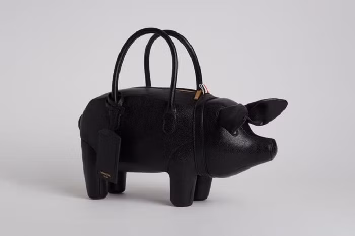 Tất cả mẫu túi xách hình động vật đều được làm theo hình dáng lịch lãm, quý phái. Mẫu phụ kiện có tay cầm phía trên, kèm miếng da đính logo thương hiệu và khóa vàng. Đó là lý do tại sao chúng có giá dao động 2.700-4.890 USD.