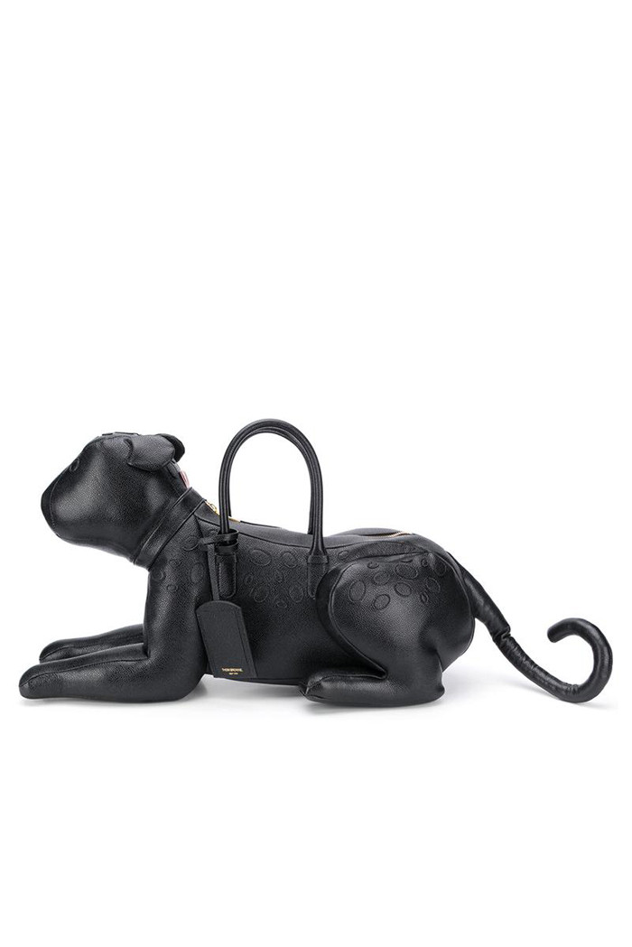 The Cut đưa tin, Thom Browne vừa cho ra mắt bộ sưu tập túi xách hàng hiệu mô phỏng hình động vật được làm hoàn toàn bằng da. Trong show diễn, người mẫu đi thành cặp, mỗi người xách theo một chiếc túi có hình thù ngộ nghĩnh.