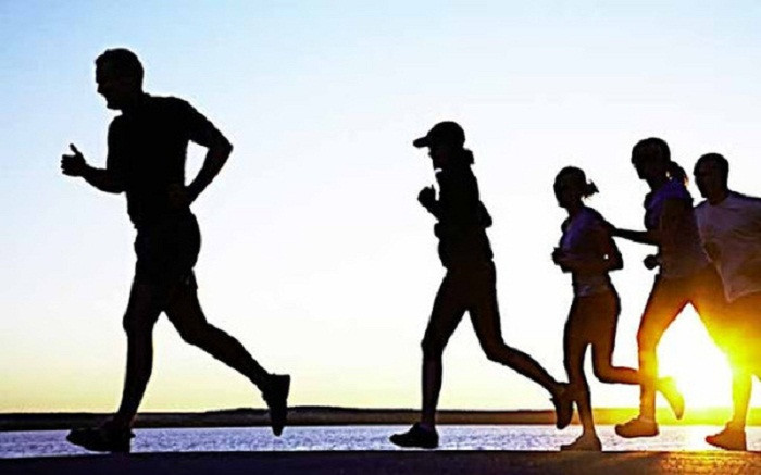 Tốt nhất, duy trì thể thao hơn nửa giờ mỗi ngày. Không nhất thiết phải thực hiện các bài tập kỹ thuật khó, chỉ cần đi bộ nhẹ nhàng là có thể mang lại vô vàn lợi ích sức khỏe. Ảnh: Internet.