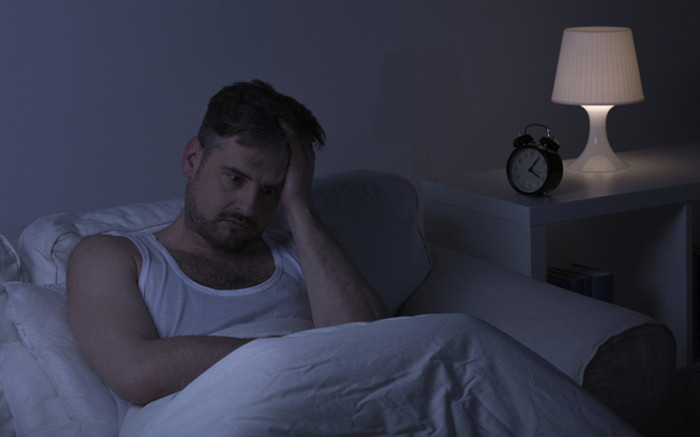 Tuy nhiên, tuổi càng cao chất lượng giấc ngủ cũng dần kém đi, dẫn tới sức đề kháng cơ thể trở nên suy yếu. Bằng cách này, các tế bào bị tổn thương trong cơ thể không được sửa chữa dẫn đến quý ông đoản thọ.