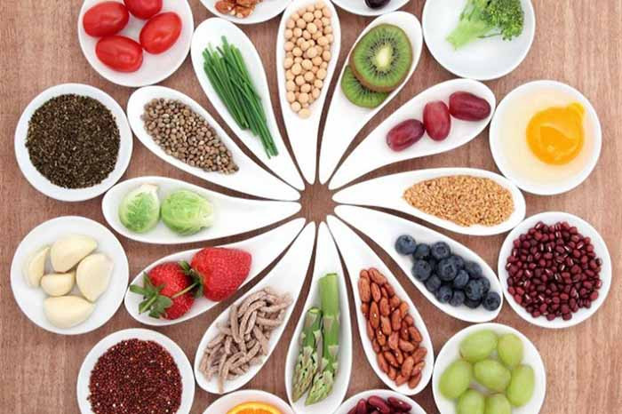 Bên cạnh bỏ thuốc, cánh mày râu nên chú ý đến dinh dưỡng trong các bữa ăn hàng ngày. Ăn đa dạng, kết hợp nhiều rau, trái cây chứa chất xơ, vitamin để đẩy nhanh nhu động ruột, tăng cường trao đổi chất trong cơ thể.