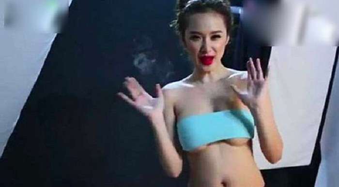 Chiếc áo ngắn của “bà mẹ nhí” mặc lúc 17 tuổi cũng nhận không ít gạch đá từ cộng đồng mạng. Trong hình, Angela Phương Trinh hở bạo đến mức thô tục với chiếc áo ống một mảnh. Đã vậy, cô còn thực hiện những động tác mạnh khiến vòng 1 như chực nhảy ra ngoài làm người nhìn ngao ngán.