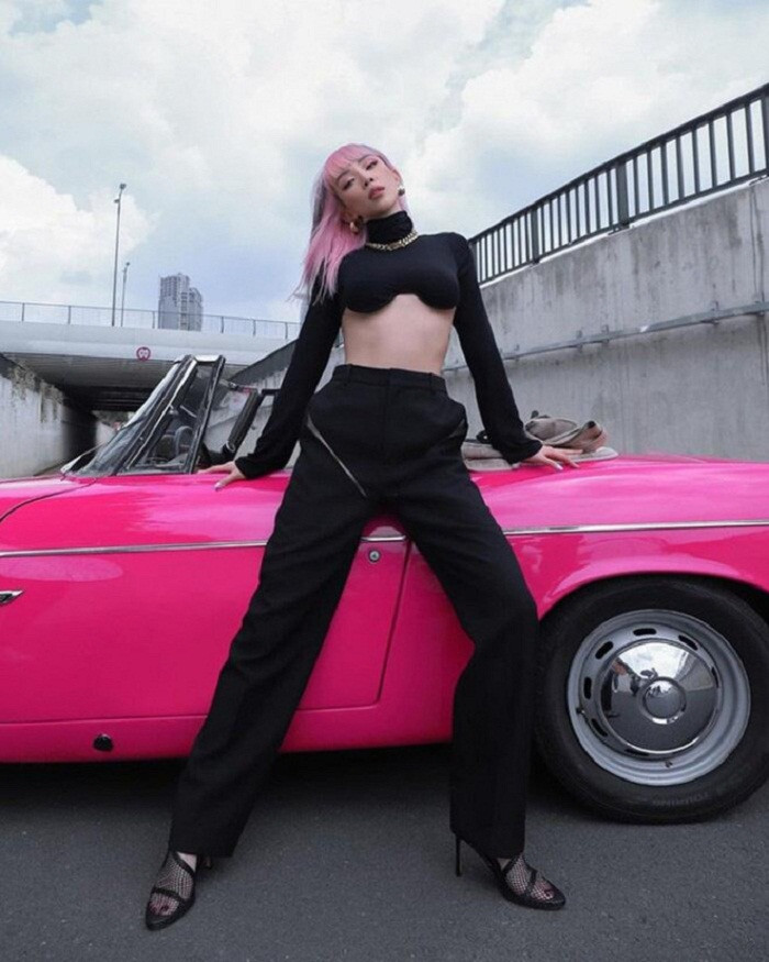 Tóc Tiên cũng nhập đường đua hở chân ngực với áo croptop ngắn cũn. So với Minh Hằng, giọng ca Vũ điệu cồng chiêng trông “nhức mắt” hơn với thiết kế bó sát khuôn ngực. Ngoài lộ chân ngực, nữ ca sĩ còn bị chê tạo dáng không hợp mắt.