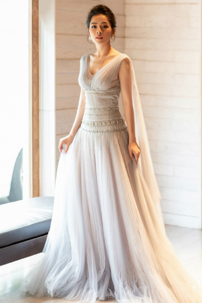 Có thể thấy, giọng ca sinh năm 1993 luôn đầu tư chỉn chu cho vẻ bề ngoài. Trong ảnh, cô diện mẫu đầm voan trắng của NTK Đỗ Long với cách xếp vải tạo độ bồng bềnh tự nhiên.