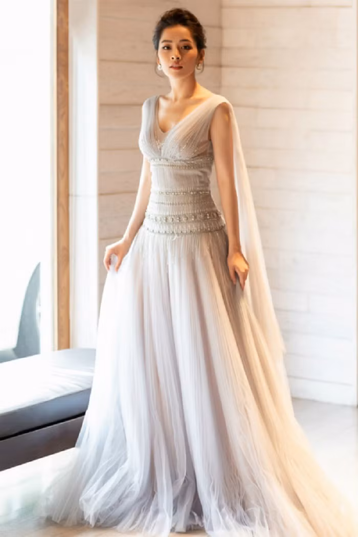 Có thể thấy, giọng ca sinh năm 1993 luôn đầu tư chỉn chu cho vẻ bề ngoài. Trong ảnh, cô diện mẫu đầm voan trắng của NTK Đỗ Long với cách xếp vải tạo độ bồng bềnh tự nhiên.